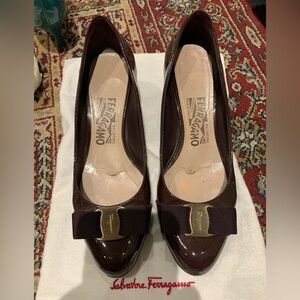 Ferragamo Vara Bow pump shoe patent leather in Burgundy
